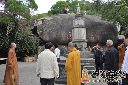 南普陀寺-原全国政协民宗委副主任王思齐一行参访厦门南普陀寺