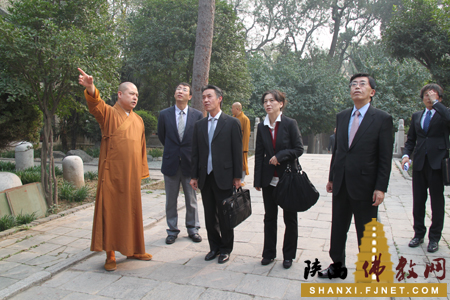 宽旭法师带领山田重夫公使一行参观大兴善寺