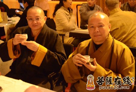 宏度大和尚(左),心澄大和尚(右)品茶 (图片来源:菩萨在线 摄影:妙翊)