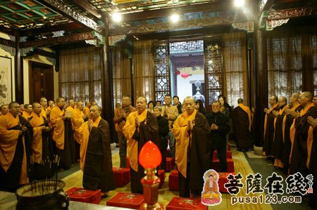 慧觉法师 长春法师 文渊法师为法会主法(图片来源:菩萨在线 摄影:妙娴