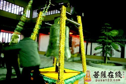 王为群部长、郭耀东副部长共同敲响祈祷国泰民安、风调雨顺的第一钟