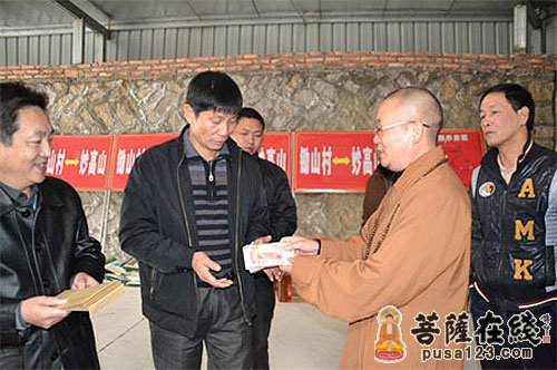 厦门市民-厦门鸿山寺严冬送温情