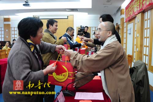 南普陀寺-南普陀寺慈善会参加“2012年新春慈善快车慰问特困户”发放仪式