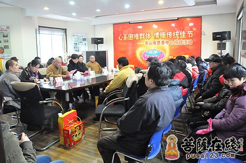 寒山寺-寒山寺慈善中心为百户特困家庭送慰问金