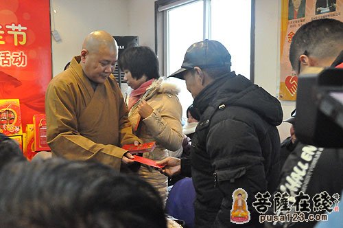 寒山寺-寒山寺慈善中心为百户特困家庭送慰问金