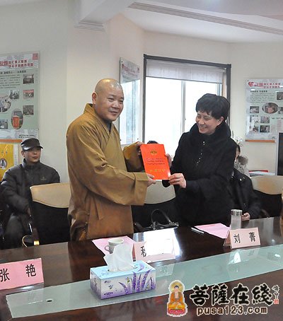 寒山寺-寒山寺慈善中心为百户特困家庭送慰问金