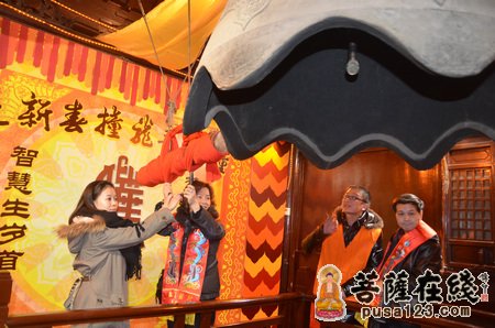 摄影-2012上海龙华古寺迎财神慈善晚会捐出千万善款