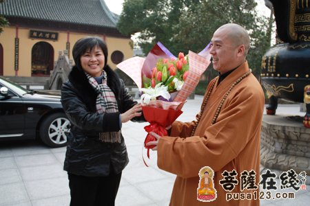 奉贤区委常委、统战部部长一行慰问并看望圣怀法师