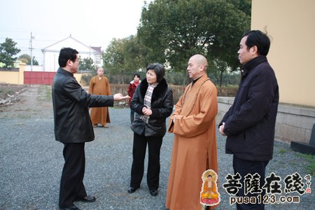 奉贤区委常委、统战部部长一行慰问并看望圣怀法师