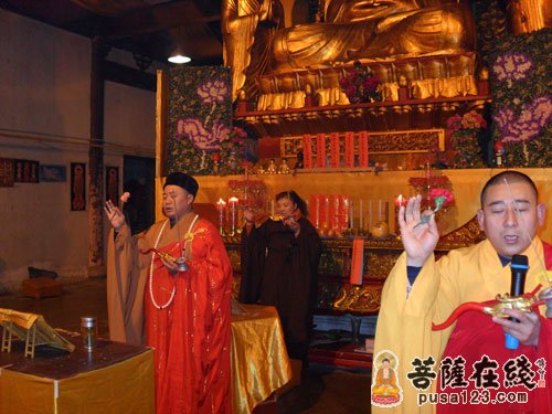菩萨在线江苏讯 2012年2月14日,昆山华藏寺僧众为来自黑龙江省