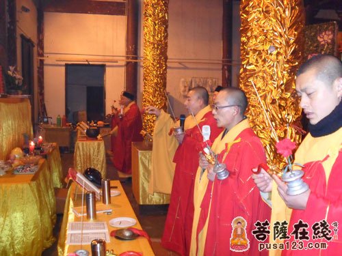 菩萨在线江苏讯 2012年2月14日,昆山华藏寺僧众为来自黑龙江省