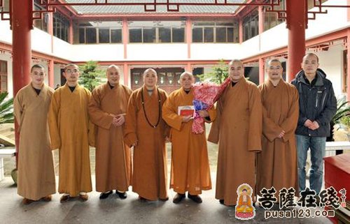 佛教-普陀山佛协领导慰问杨枝禅林惟愿长老六十八岁寿诞