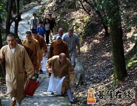 灵隐寺-杭州灵隐寺30余法师为游客展示生活即禅的“拾垃圾之旅”