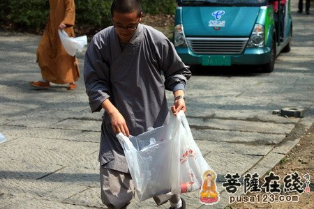 灵隐寺-杭州灵隐寺30余法师为游客展示生活即禅的“拾垃圾之旅”