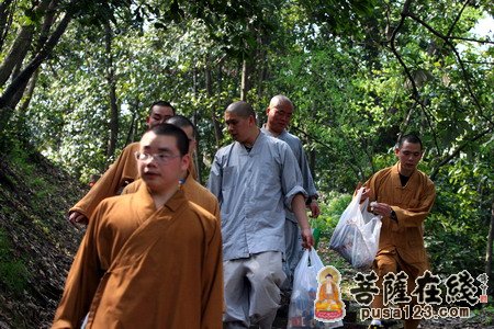 灵隐寺-杭州灵隐寺30余法师为游客展示生活即禅的“拾垃圾之旅”