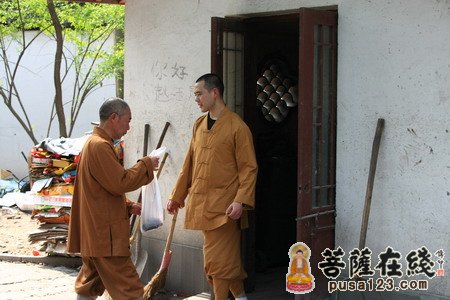 灵隐寺-杭州灵隐寺30余法师为游客展示生活即禅的“拾垃圾之旅”