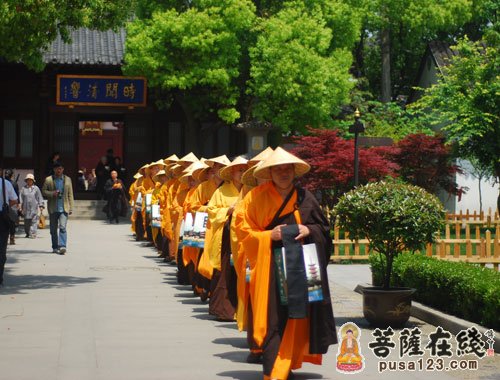 苏州寒山寺隆重举行释迦牟尼佛诞辰日托钵乞食