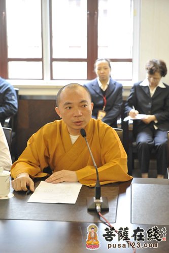 上海玉佛寺寺务处副主任慧觉法师主持会议