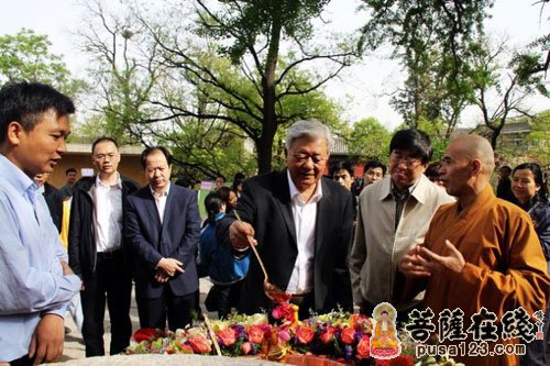 龙泉寺-原北京市人大常委会主任一行参访北京龙泉寺