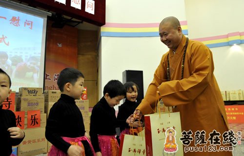 六一-上海玉佛禅寺方丈觉醒法师于六一前夕探访上海市儿福院孤残儿童