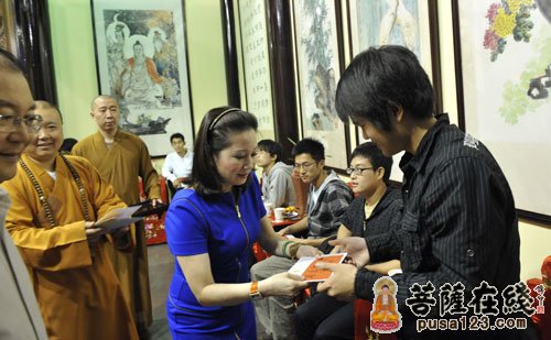 慈善-上海玉佛禅寺于“觉群慈善公益周”期间举行慈善助学活动