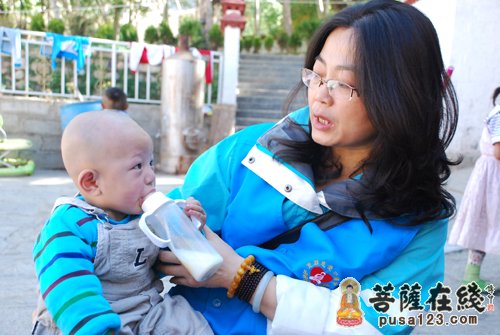 孤儿院-上海玉佛禅寺觉群慈爱功德会六一儿童节慰问西藏德吉孤儿院