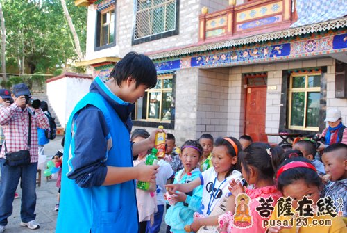 孤儿院-上海玉佛禅寺觉群慈爱功德会六一儿童节慰问西藏德吉孤儿院