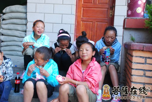 孤儿院-上海玉佛禅寺觉群慈爱功德会六一儿童节慰问西藏德吉孤儿院