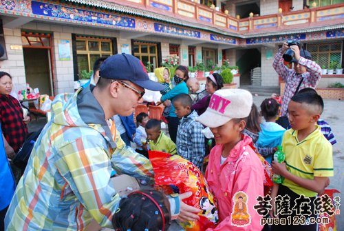 孤儿院-上海玉佛禅寺觉群慈爱功德会六一儿童节慰问西藏德吉孤儿院