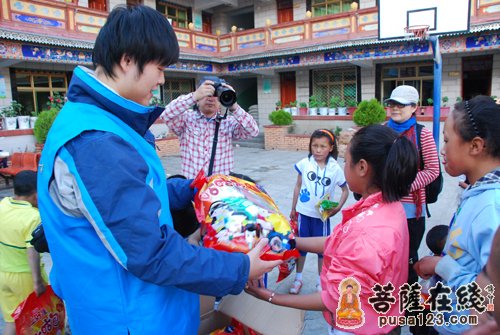 孤儿院-上海玉佛禅寺觉群慈爱功德会六一儿童节慰问西藏德吉孤儿院