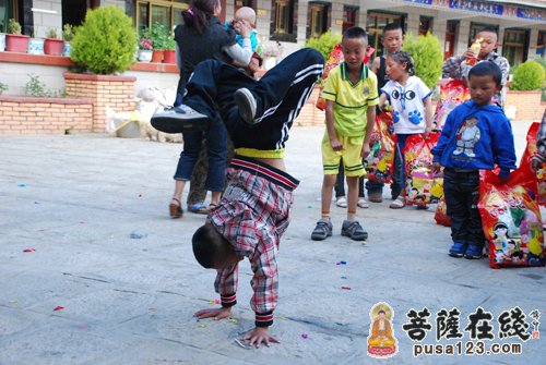 孤儿院-上海玉佛禅寺觉群慈爱功德会六一儿童节慰问西藏德吉孤儿院