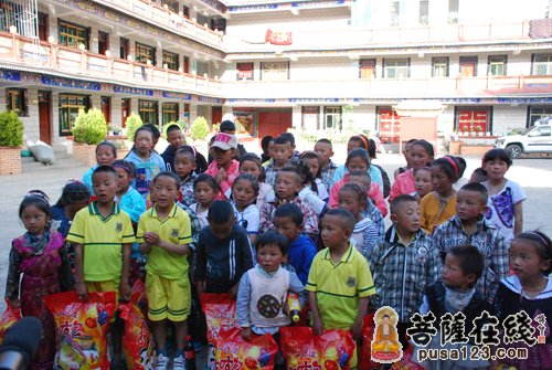 孤儿院-上海玉佛禅寺觉群慈爱功德会六一儿童节慰问西藏德吉孤儿院