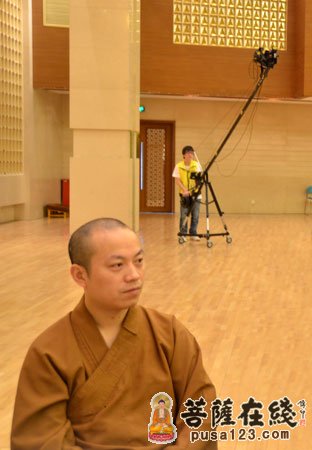 玉佛寺寺务处副主任文渊法师(图片来源:菩萨在线摄影:妙静)上海七宝