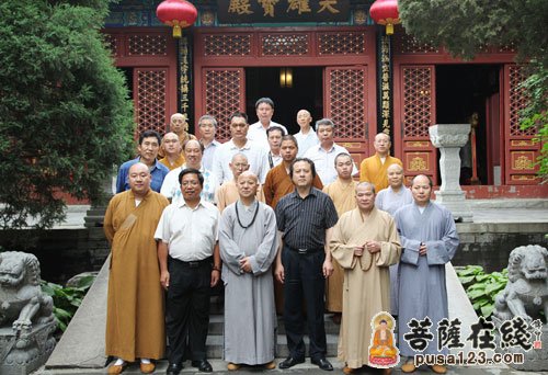 广西佛教协会参访团一行16人在广西佛教协会会长,梧州四恩寺住持成清