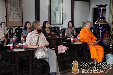 博士-美国耶魯大学宗教系（士木魚计划执行人）释依法博士参访天童禅寺
