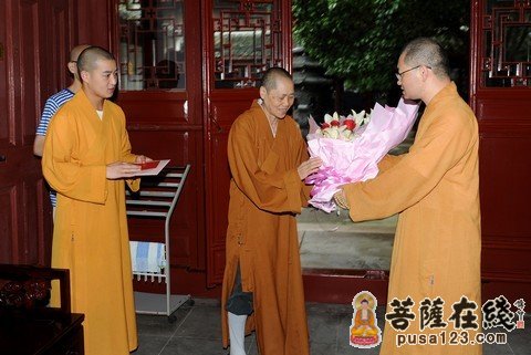 普陀山-浙江普陀山佛协领导慰问常乐禅院登明长老尼六十八岁寿诞