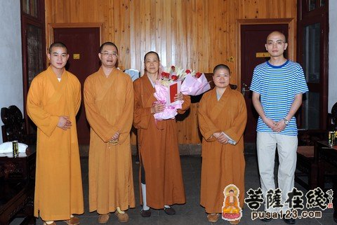普陀山-浙江普陀山佛协领导慰问常乐禅院登明长老尼六十八岁寿诞