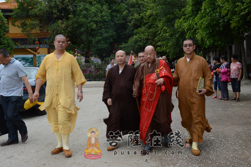 明生大和尚(左一)与根通长老(右二)(图片来源:菩萨在线)