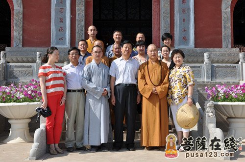 甘肃省兰州市政协主席王冰一行视察报恩寺 普正法师热情接待