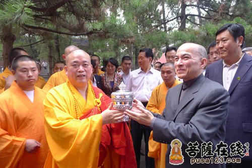 佛教-柬埔寨国王诺罗敦西哈莫尼一行参访禅宗祖庭少林寺
