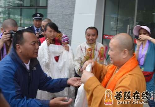林芝-上海玉佛禅寺“慈爱·吉祥之旅”一行抵达西藏林芝并参访喇嘛岭寺