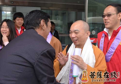 林芝-上海玉佛禅寺“慈爱·吉祥之旅”一行抵达西藏林芝并参访喇嘛岭寺