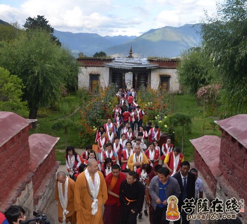 林芝-上海玉佛禅寺“慈爱·吉祥之旅”一行抵达西藏林芝并参访喇嘛岭寺