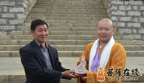 林芝-上海玉佛禅寺“慈爱·吉祥之旅”一行抵达西藏林芝并参访喇嘛岭寺