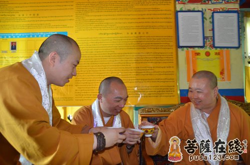 觉醒法师同上海玉佛禅寺寺务处副主任慧觉法师,文渊法师及觉群慈爱