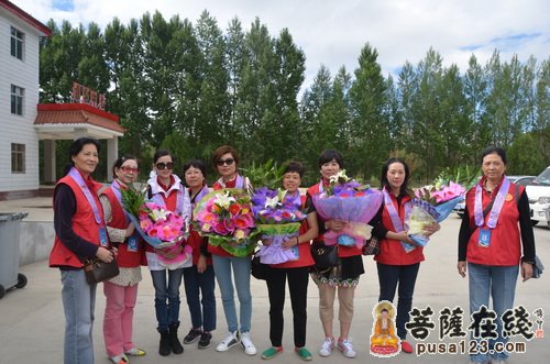 慈善-上海和平眼科医院朱副院长为西藏盲童做手术 觉醒法师亲切慰问