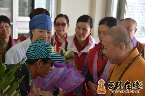 慈善-上海和平眼科医院朱副院长为西藏盲童做手术 觉醒法师亲切慰问