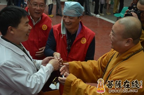 慈善-上海和平眼科医院朱副院长为西藏盲童做手术 觉醒法师亲切慰问