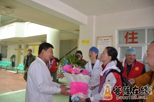 慈善-上海和平眼科医院朱副院长为西藏盲童做手术 觉醒法师亲切慰问