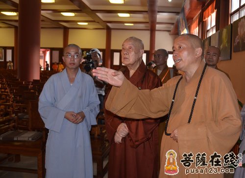 印觉大和尚向净良长老介绍"首届华严论坛"筹备工作(图片来源:菩萨